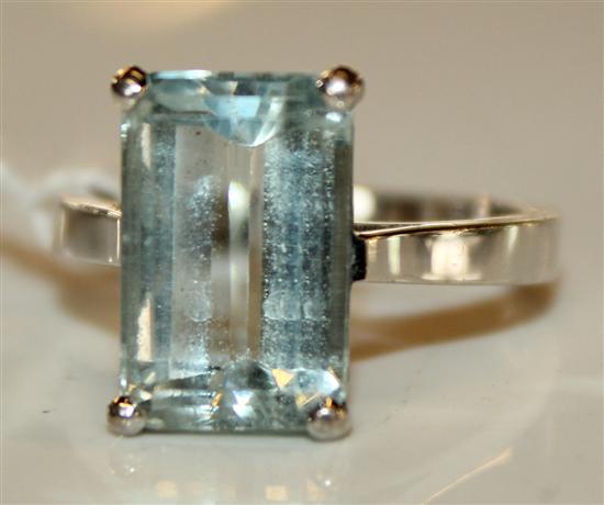 18ct white gold and aquamarine dress ring